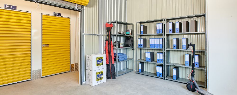 un'immagine di un self storage con contenitori ordinati